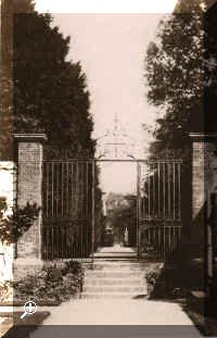 exninghouse_grounds.jpg (89915 bytes)